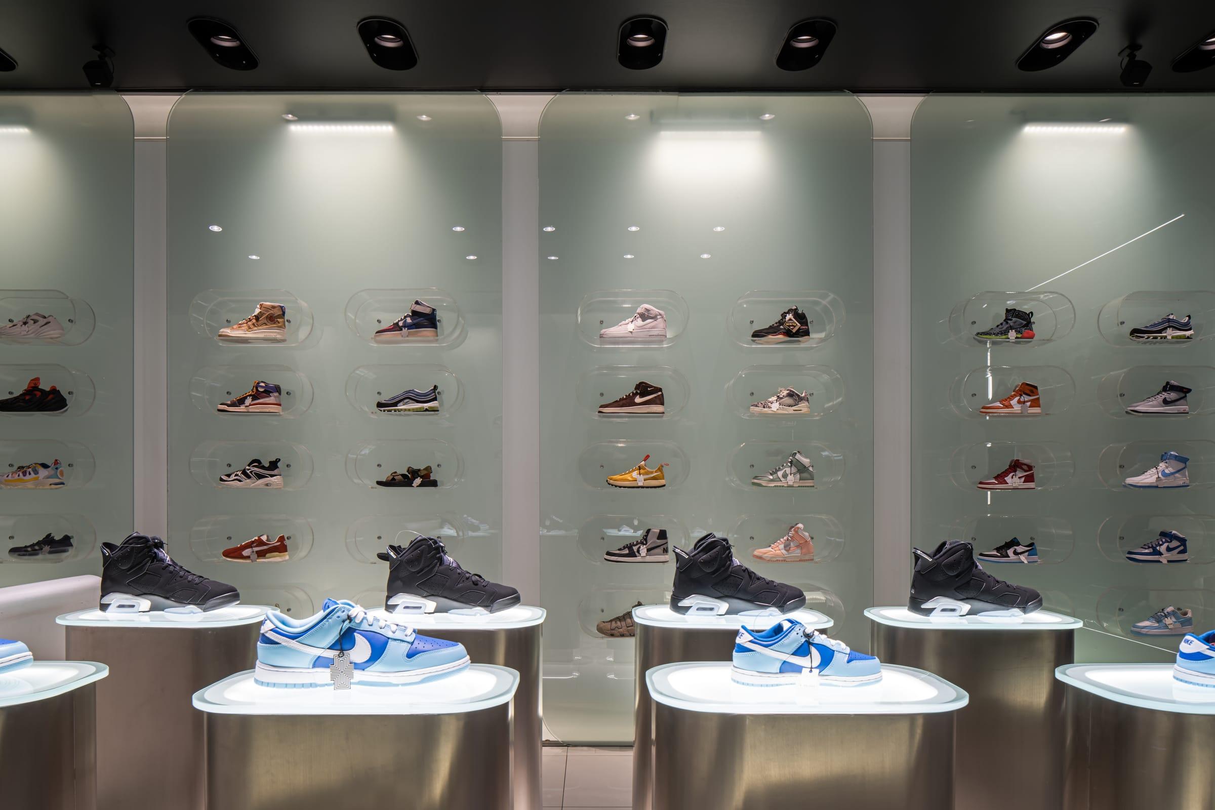 Muro de zapatillas iluminado en una tienda Drops.
